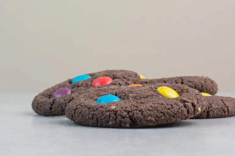 Cookies aux M&M's, le goûter coloré Cookies au cacao et aux M&M's colorés posés sur une table claire