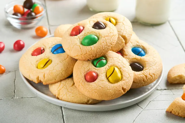 Cookies aux M&M's, le goûter coloré Assiette de cookies aux M&M's avec un verre de lait pour le goûter
