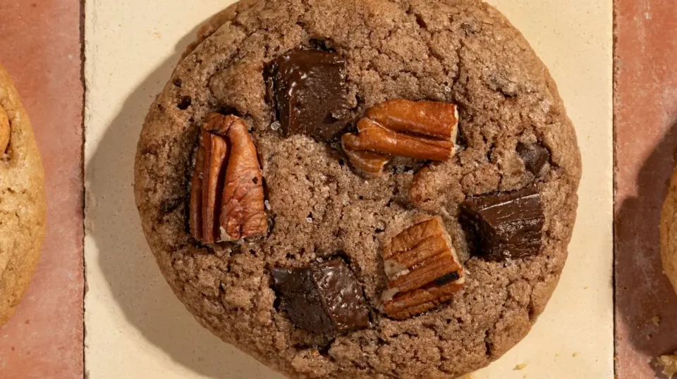Cookie aux noix de pécan et gros morceaux de chocolat vu de dessus