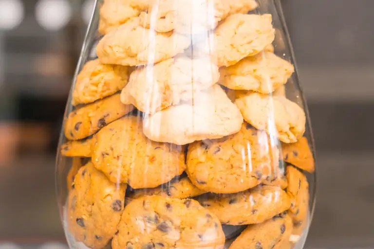 Bocal en verre rempli de cookies aux pépites de chocolat