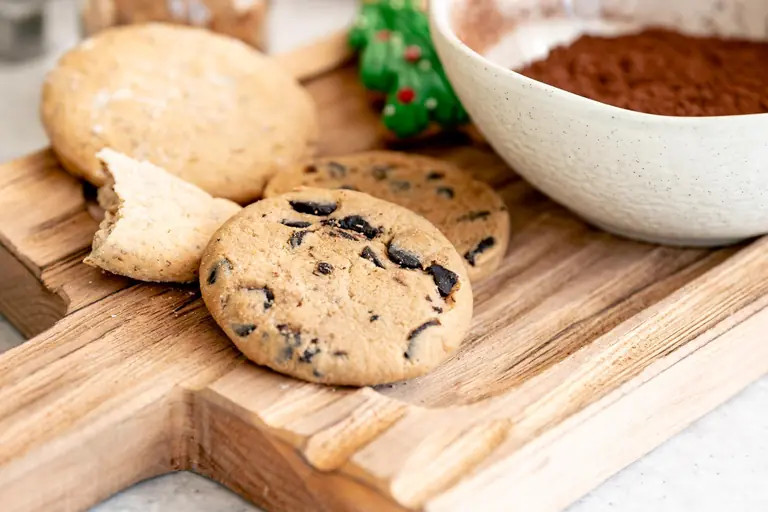 Cookies maison aux pépites de chocolat sur une planche en bois