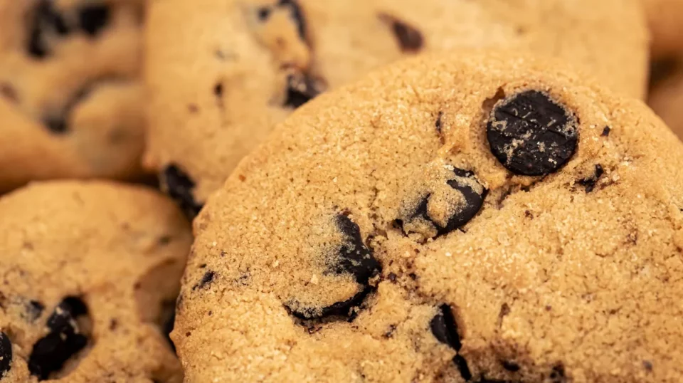 Gros plan sur des cookies dorés aux gros morceaux de chocolat noir