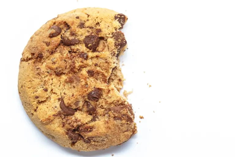Cookie croqué aux pépites de chocolat, bord doré et intérieur tendre