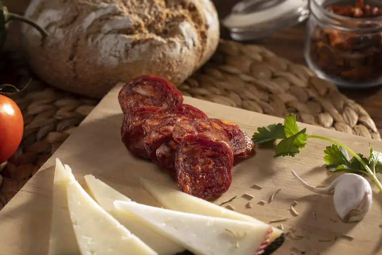 Chorizo tranché et fromage sur une planche, l'ingrédient clé des cookies salés au chorizo