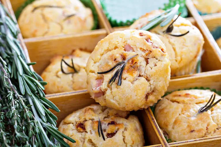 Cookies salés au chorizo moelleux au jambon et au romarin, servis pour l'apéro